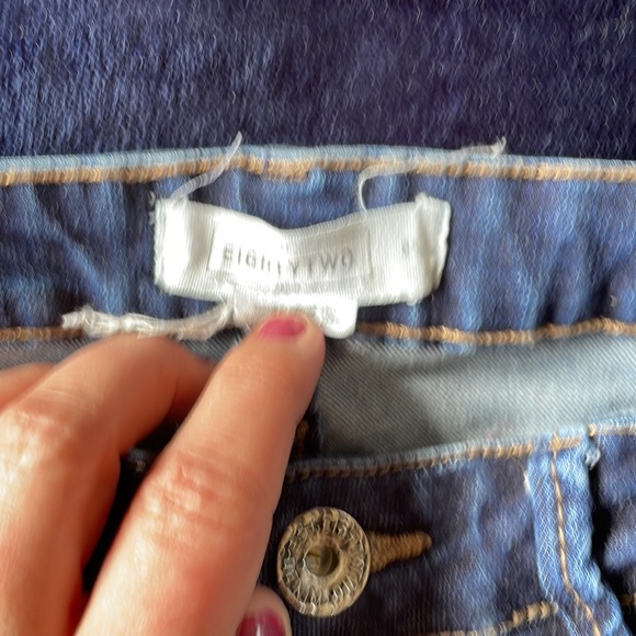 Eighty Two skinny and distressed. Size 5 - Picture 2 of 3